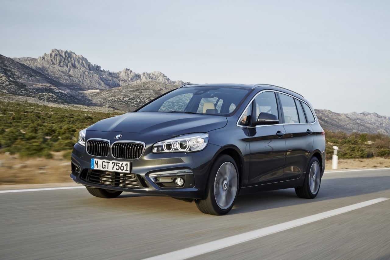 BMW, addio al cambio manuale: Le auto vanno più lente